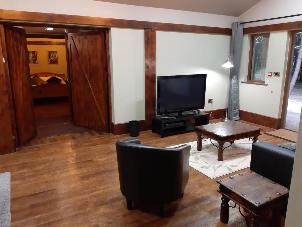 Wyldwood Lodge Чийдъл Екстериор снимка
